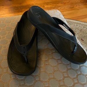 CROCS LEATHER FLIP FLOP…